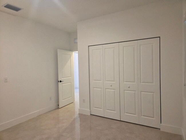 Building Photo - 4/2 in Villa Pass