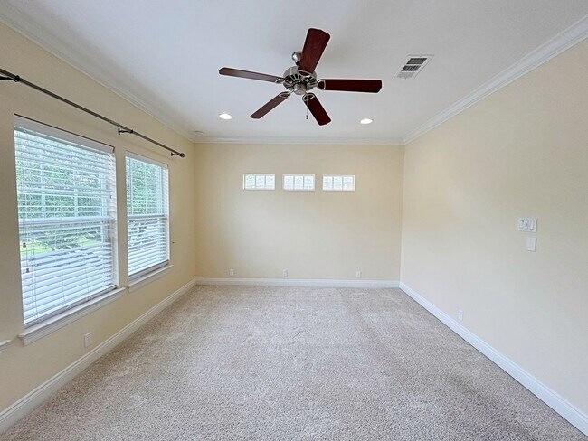 Building Photo - 3 Bedroom Townhouse in Gated Community off...