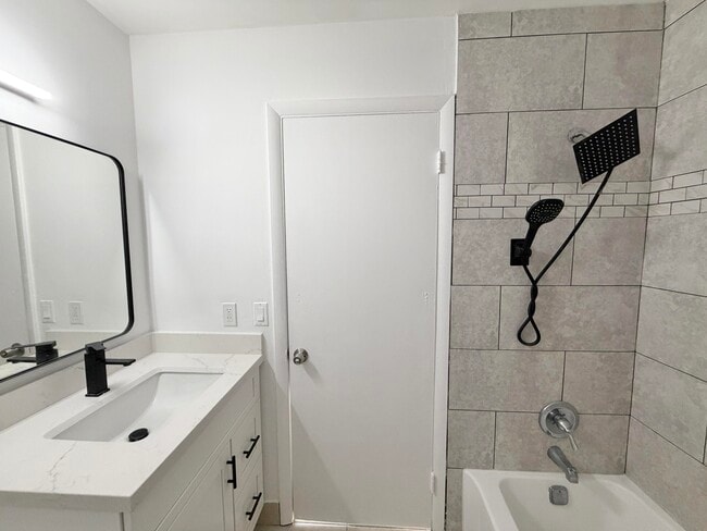 Building Photo - 799 Hill Dr