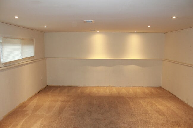 Building Photo - 9071 N Grace Ave