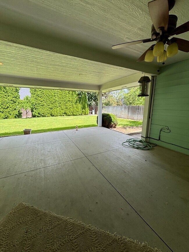 Building Photo - Super Attractive Home in Pelican Point!!