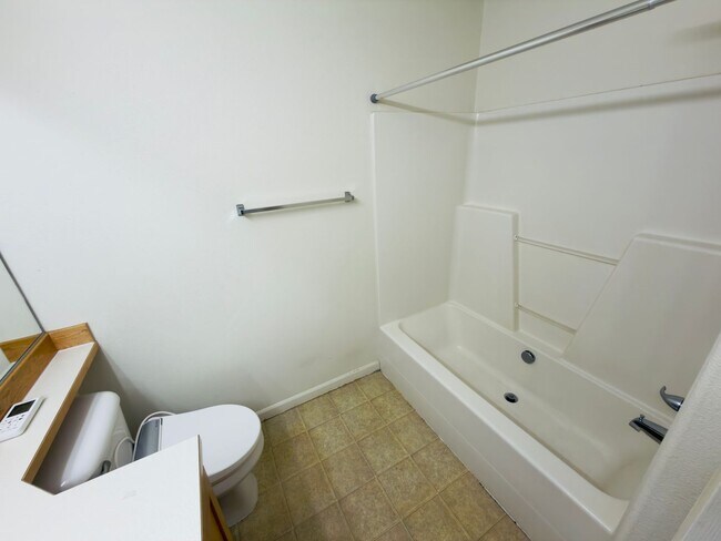 Building Photo - Gorgeous Tri-Level Condo at Progress Ridge With Views of Lake ~ Must See!