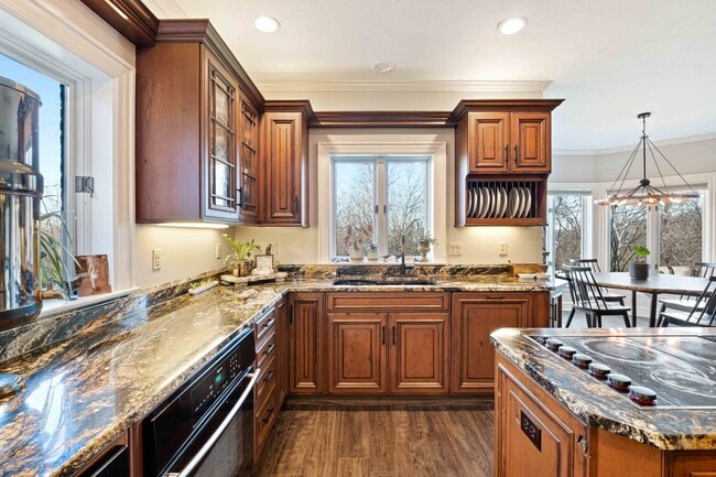 Building Photo - Fully-Furnished Luxurious Home in Nevillewood