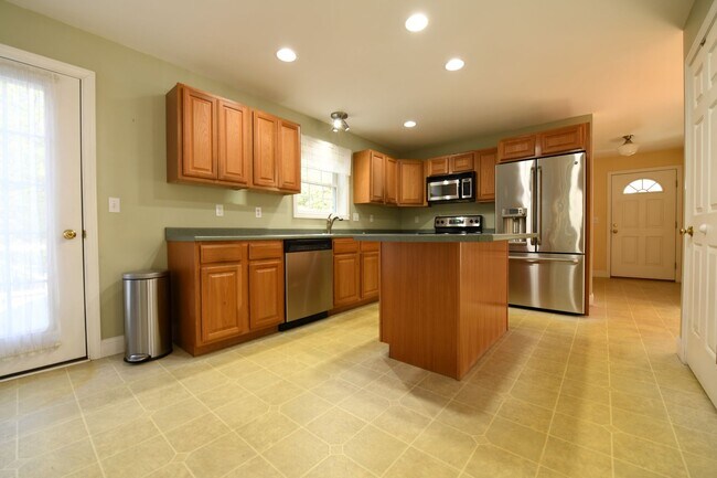 Building Photo - 15 Sabatus Rd