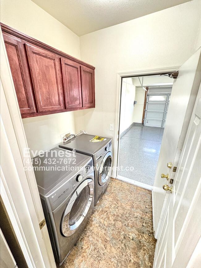 Building Photo - Gorgeous 3-Bedroom Home in a Prime Locatio...