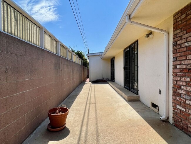 Building Photo - Large 3 Bedroom 2 Bath Home