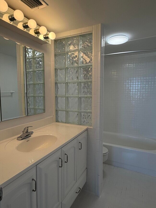 Building Photo - 5600 N Flagler Dr