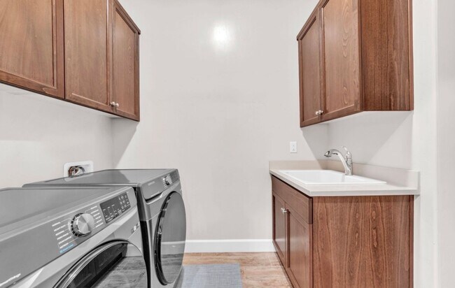 Building Photo - 612 Idlewood Pl