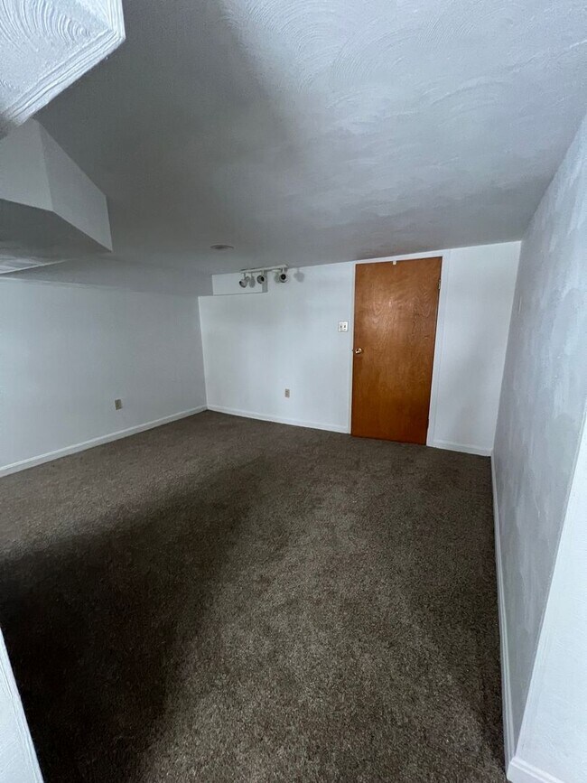 Building Photo - 705 Short St