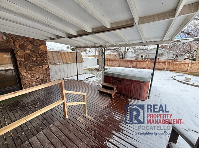 Building Photo - 3 bed 2 bath house - 1 car garage - PET FRIENDLY