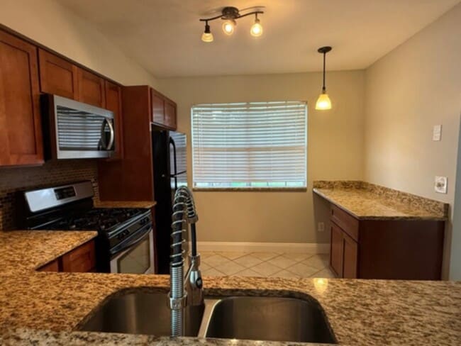 Building Photo - 2Bed, 2 Bath, Garage,Fireplace, &amp; Comm...