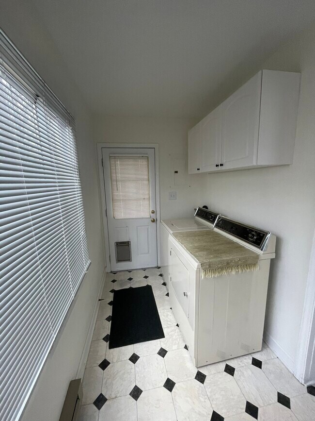 Building Photo - 2727 Stratford Dr