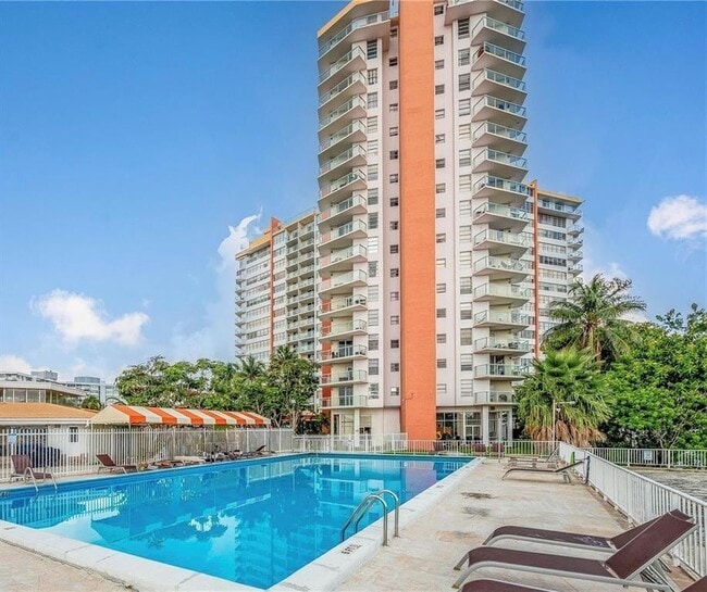 Building Photo - 1301 NE Miami Gardens Dr