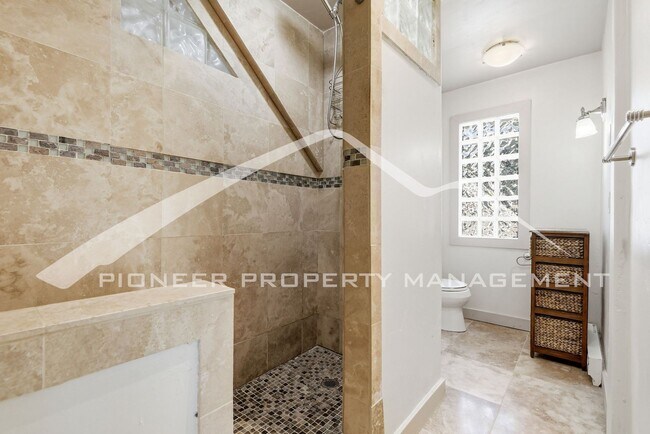 Building Photo - Beautiful Home with Fenced Yard and Washer/Dryer