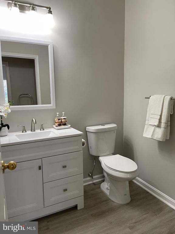 Building Photo - 1701 Lake Shore Crest Dr