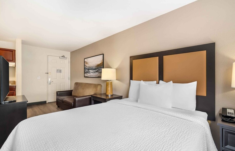Building Photo - Furnished Studio-Tampa - Airport - N. Westshore Blvd.