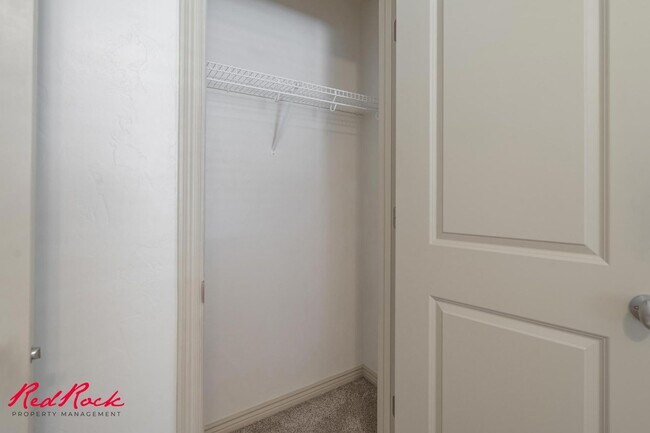 Building Photo - 3 Bedroom Townhome In Fossil Hills!