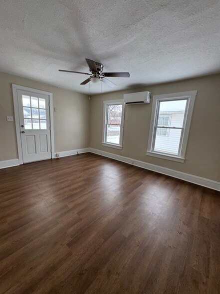 Building Photo - 207 W Mill St