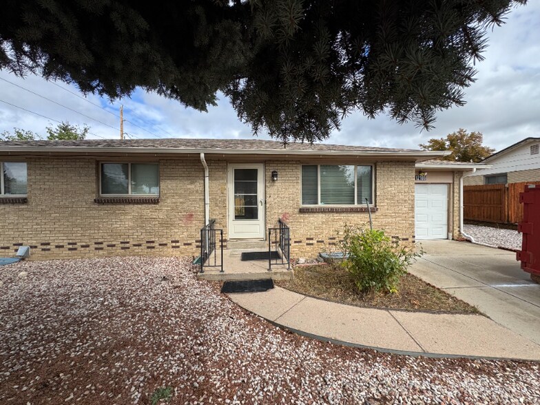 Primary Photo - 12105 E Ohio Ave