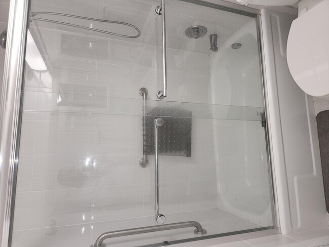 Building Photo - 3059 Ainslie Dr