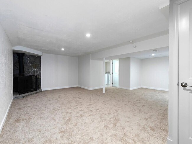 Building Photo - 2506 Kingsley Dr NE