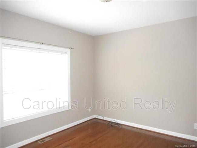 Building Photo - 11017 Valley Spring Dr