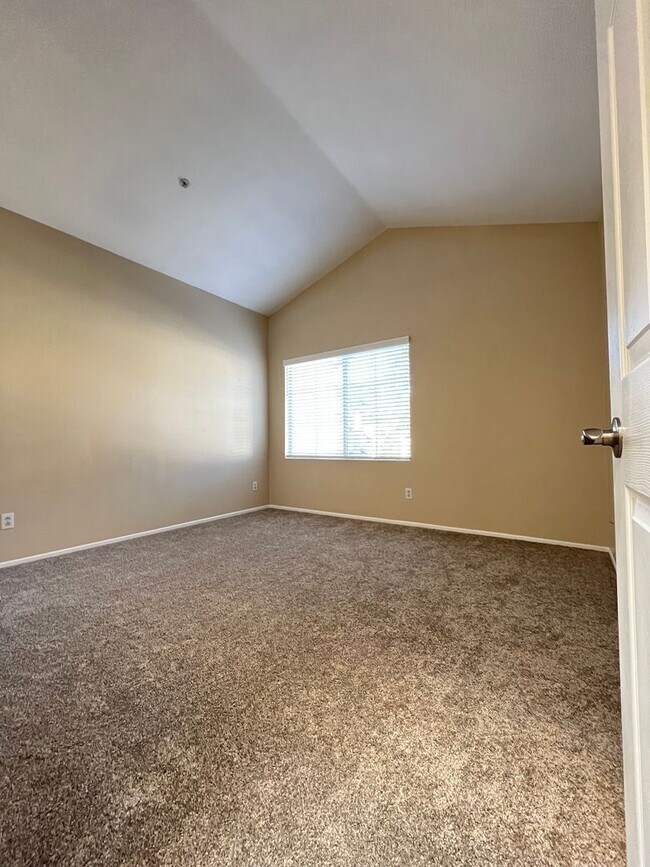 Building Photo - PICTURE PERFECT!  3 BR/3 BA END UNIT CONDO with DIRECT ACCESS 2 CAR GARAGE