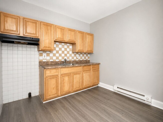 Building Photo - Spacious 3-Bedroom Rental with Front Porch, Backyard & Basement
