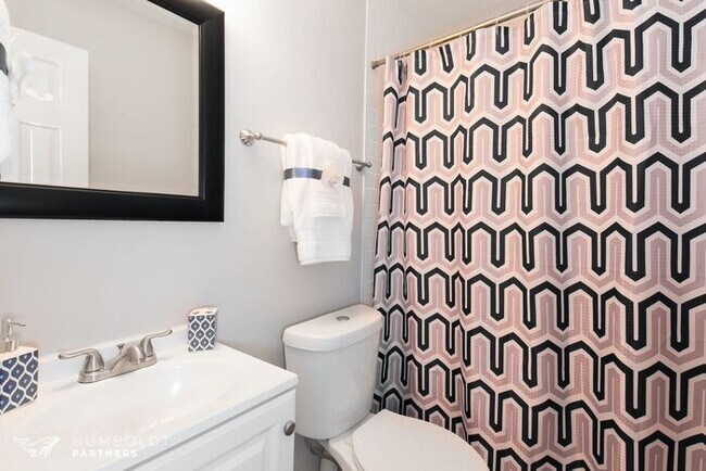 Building Photo - Townhomes at Humboldt Place- Fully renovated and move in ready 2 bedroom unit!