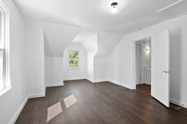 Building Photo - 5855 De Giverville Ave