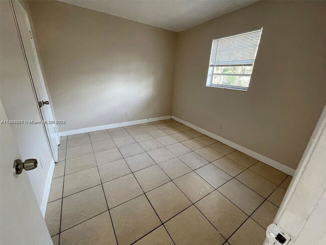 Building Photo - 534 NW 23rd Ave