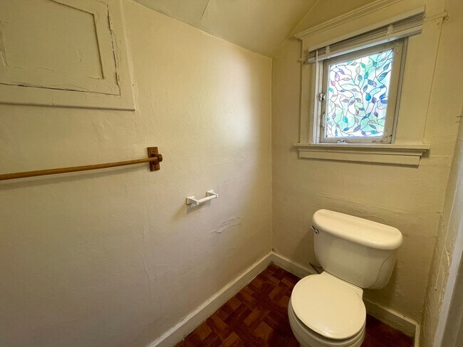 Building Photo - Central NE House with Basement, Hardwood F...