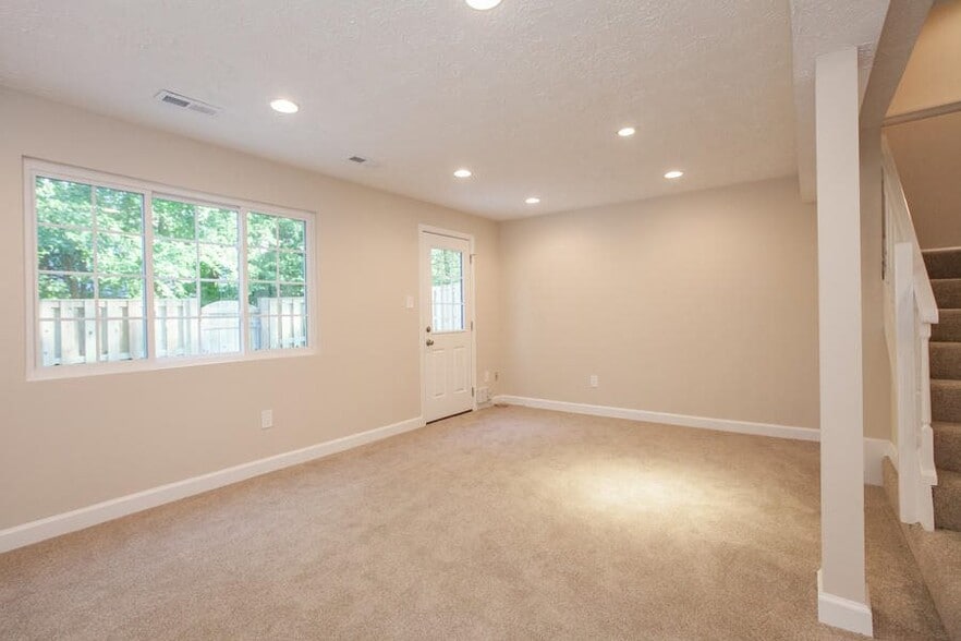 Building Photo - 2911 Bridgehampton Ct