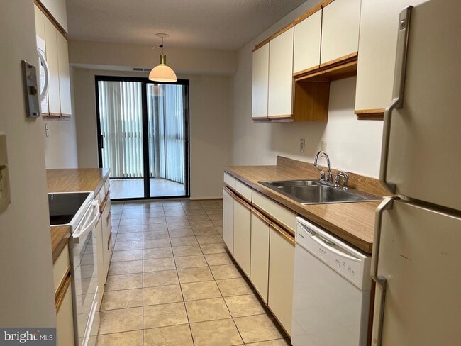 Building Photo - 15100 Interlachen Dr