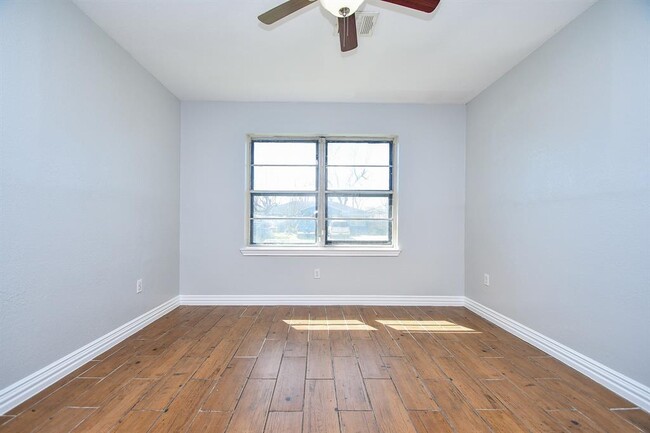 Building Photo - 455 Glenburnie Dr