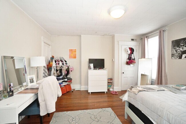 Building Photo - Awesome 4 Bed/ 2 Full Bath on Fairview Min...