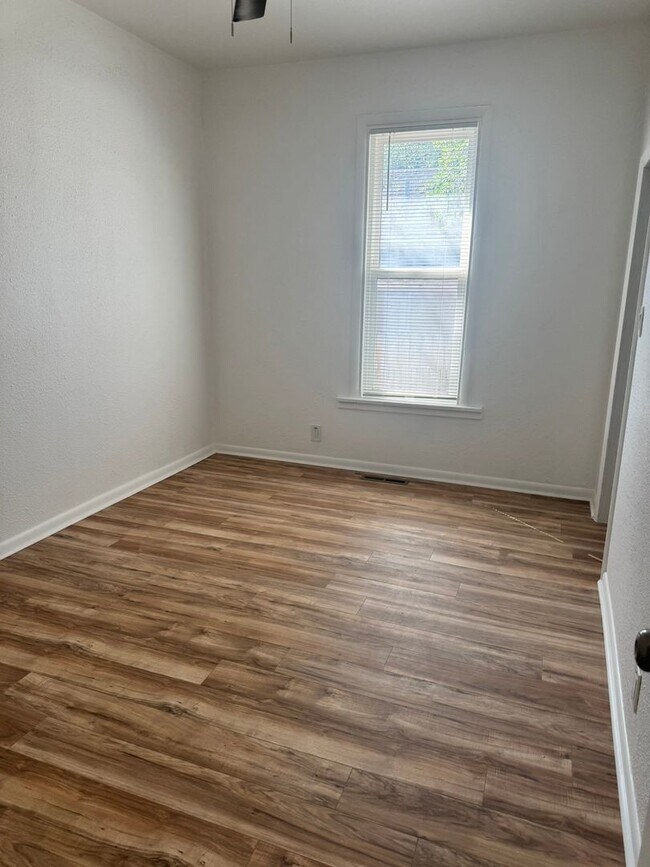 Building Photo - Newly Renovated