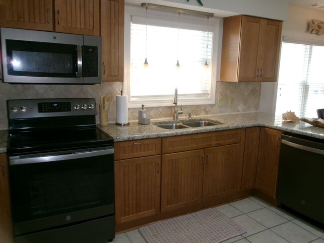 Building Photo - 3 bedroom raised beach home on Ocean Boule...