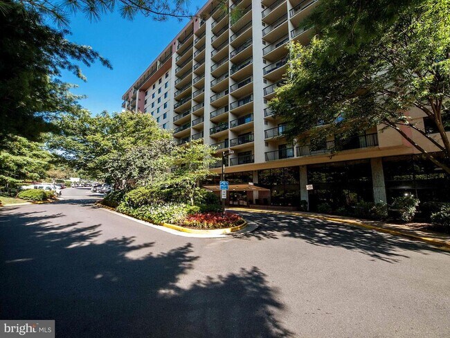 Building Photo - 3800 Powell Ln