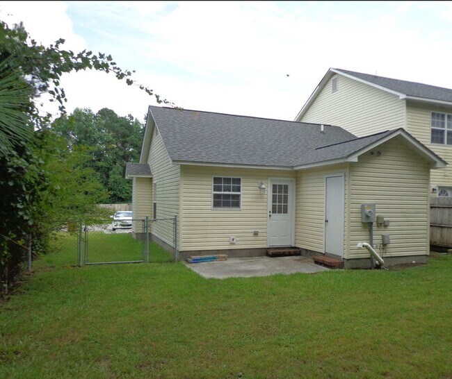 Building Photo - Two Bedroom Two Full Bathroom End Unit Tow...