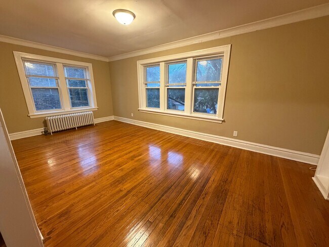 Building Photo - 2843 W Berteau Ave