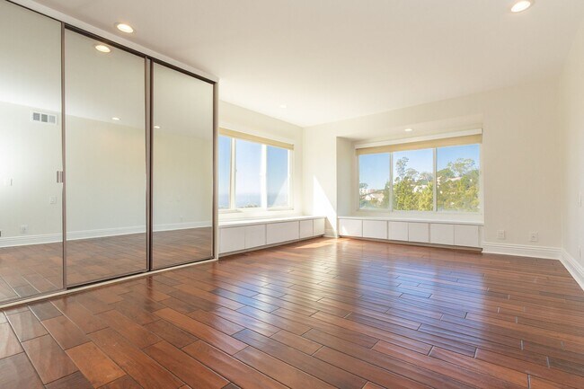 Building Photo - 4 Bedroom / 3 Bathroom Home With Panoramic...