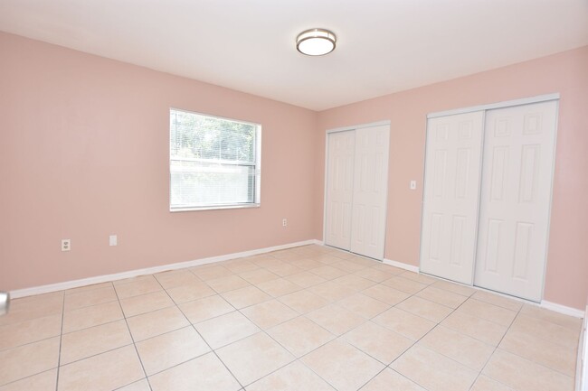 Building Photo - 3/2 Half Duplex in N. Lakeland!