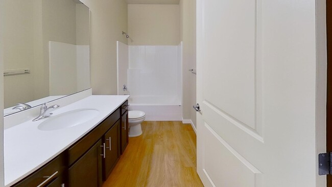 Building Photo - 3 bedroom 2 bath apartment in West Olympia...