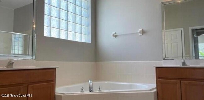 Building Photo - 1070 Hollister Dr