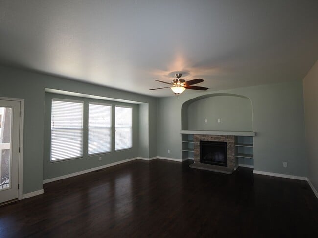 Building Photo - 5 Bedroom Home with AC in Cordera!