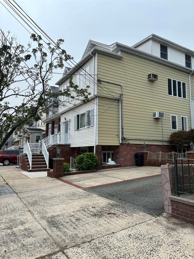 Primary Photo - 24 E 31st St
