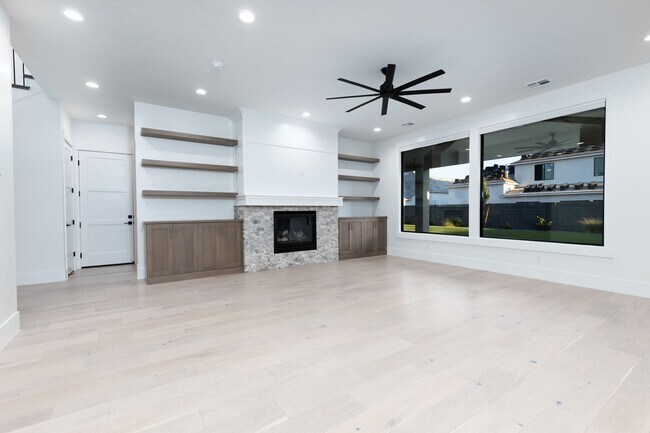 Building Photo - 6 bed / 4 bath / 3 car garage custom home in Pecan Valley