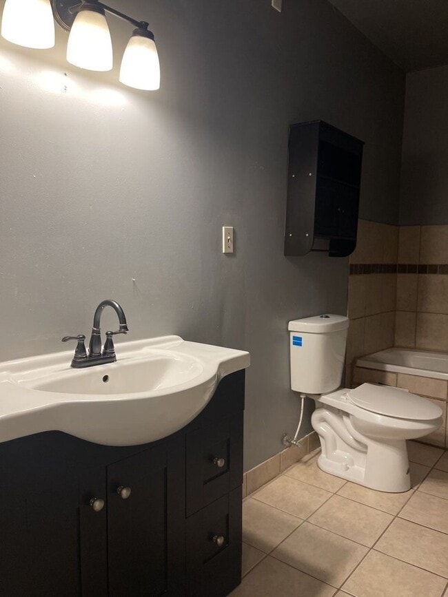 Building Photo - Spacious House in the U of M Area! Coming ...