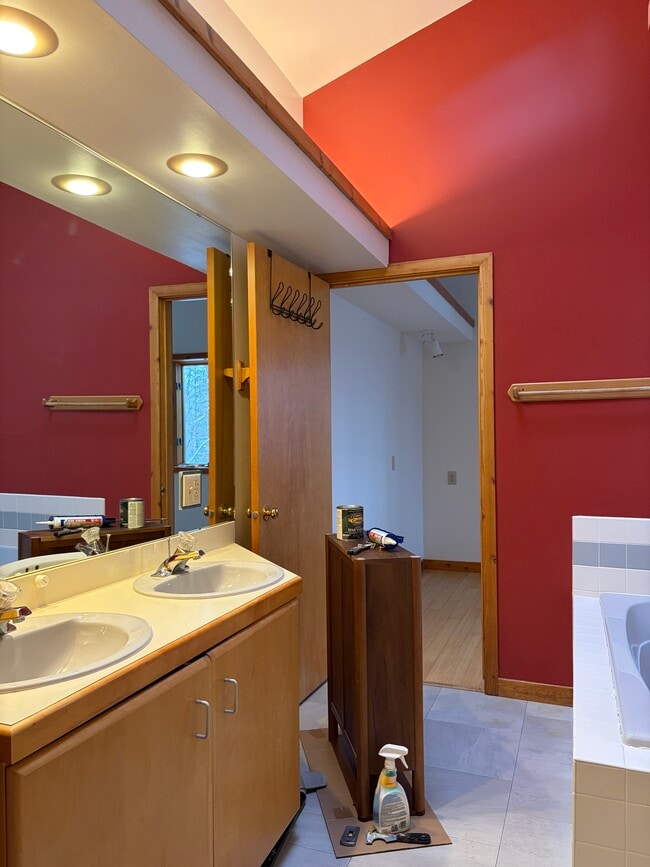 Building Photo - 6526 Bettys Ln